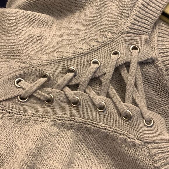 Size 3 gray crewneck lightweight sweater - Picture 7 of 7